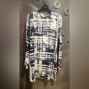 NWOT Brunnz Bazaar White and Gray long sleeved dress size 6